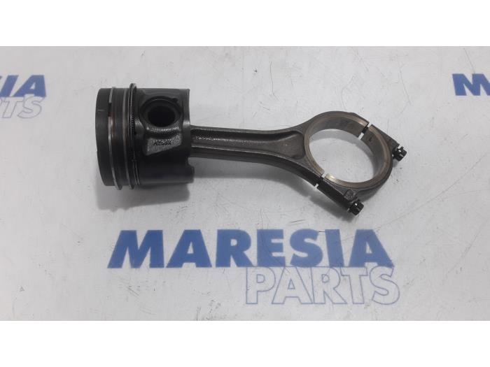 Usagé Piston Citroen C5 III Tourer (RW) 2.7 HDiF V6 24V Autom. Prix € 75,00 Règlement à la marge proposé par Maresia Parts