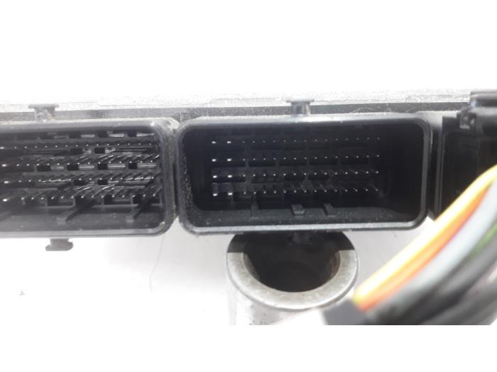 Calculateur moteur d'un Renault Clio IV (5R) 0.9 Energy TCE 90 12V 2015