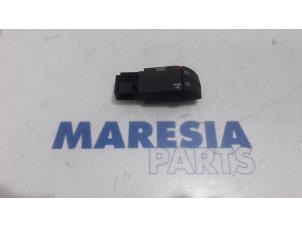 Used Steering wheel mounted radio control Renault Clio IV (5R) 0.9 Energy TCE 90 12V Price € 15,00 Margin scheme offered by Maresia Parts