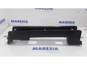 Used Middle console Peugeot 5008 I (0A/0E) 1.6 VTI 16V Price € 30,00 Margin scheme offered by Maresia Parts