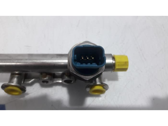 Fuel injector nozzle from a Renault Megane IV Estate (RFBK) 1.2 Energy TCE 130 2017
