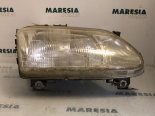 Used Headlight, right Renault Megane Scénic (JA) 2.0 RT Price € 25,00 Margin scheme offered by Maresia Parts
