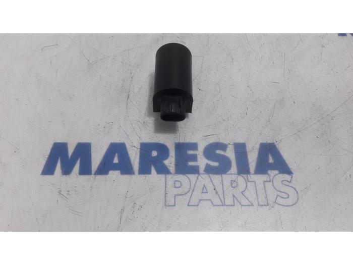 Begagnade Relä Peugeot Expert (G9) 2.0 HDi 120 Pris € 42,35 Inklusive moms erbjuds av Maresia Parts
