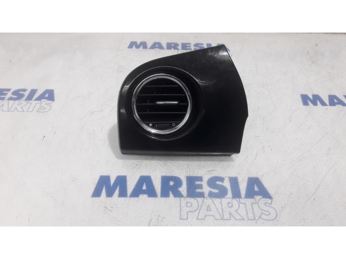Dashboard vent from a Fiat 500 (312) 1.2 69 2011