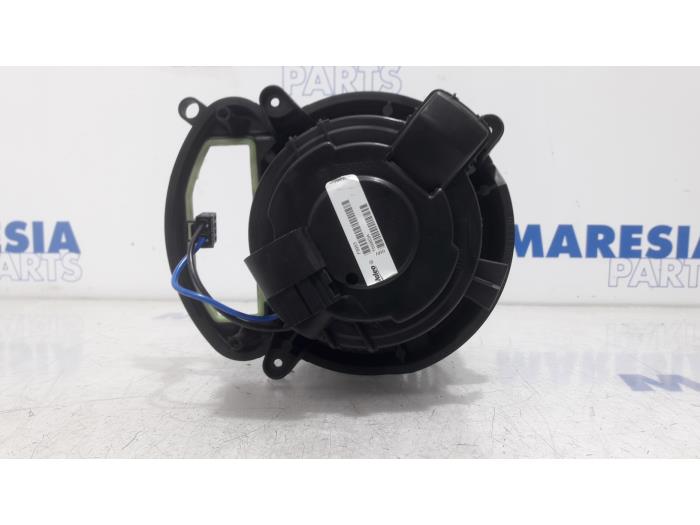 Heating and ventilation fan motor from a Renault Megane IV Estate (RFBK) 1.2 Energy TCE 130 2018