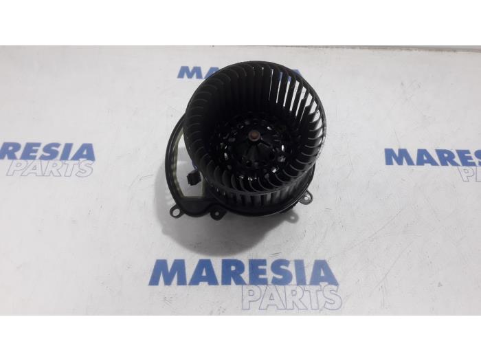 Heating and ventilation fan motor from a Renault Megane IV Estate (RFBK) 1.2 Energy TCE 130 2018