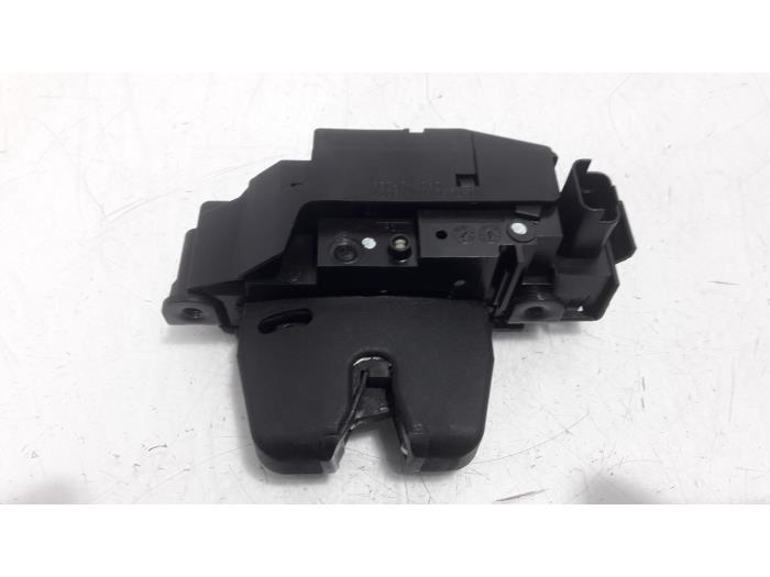 Tailgate lock mechanism from a Citroën C4 Picasso (3D/3E) 1.6 e-HDi 115 2015
