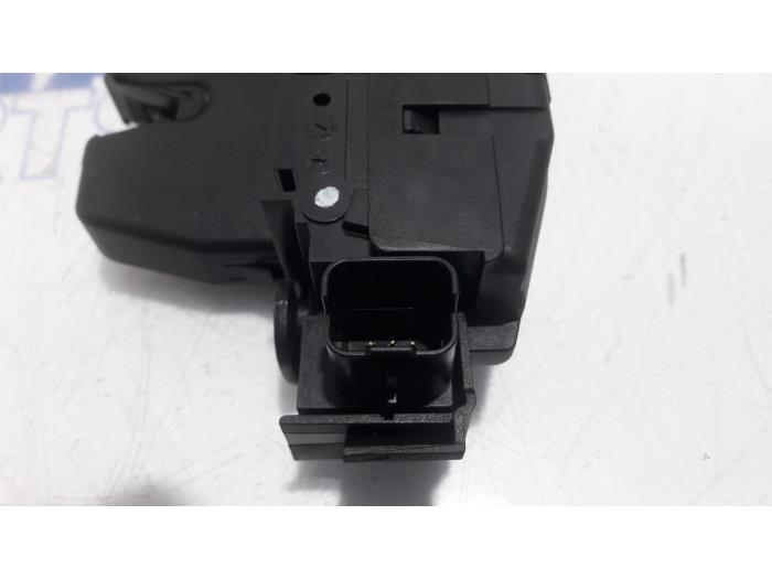 Tailgate lock mechanism from a Citroën C4 Picasso (3D/3E) 1.6 e-HDi 115 2015