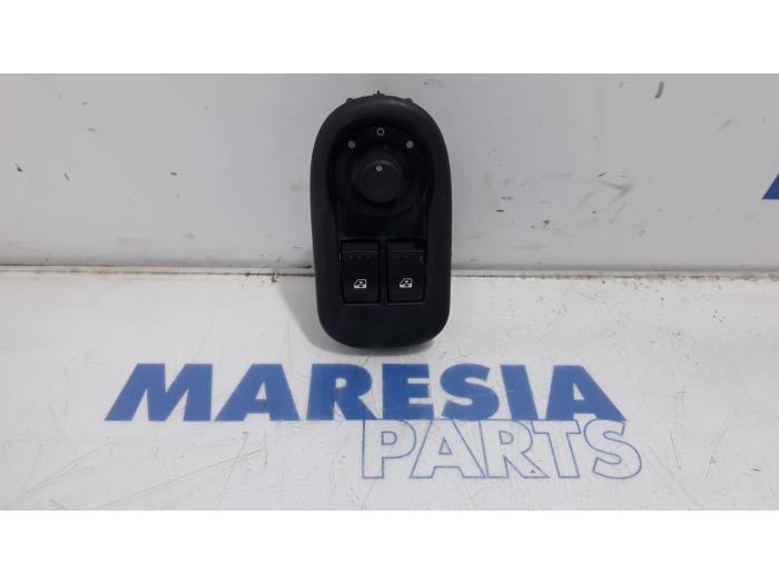 Usados Interruptor combinado de ventanillas Renault Master III (MA/MB/MC/MD/MH/MF/MG/MH) 2.3 dCi 16V Precio € 30,24 IVA incluido ofrecido por Maresia Parts