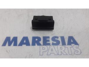 Gebrauchte AUX / USB-Anschluss Renault Clio III (BR/CR) 1.2 16V 75 Preis € 25,00 Margenregelung angeboten von Maresia Parts