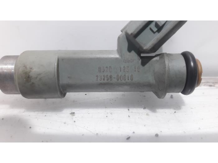 Injektor (Benzineinspritzung) van een Peugeot 107 1.0 12V 2011