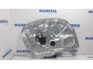 Używane Mechanizm szyby lewej przedniej wersja 4-drzwiowa Fiat Idea (350AX) 1.4 16V Cena € 65,00 Procedura marży oferowane przez Maresia Parts