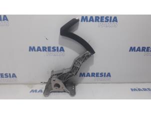 Used Parking brake lever Renault Megane IV Estate (RFBK) 1.2 Energy TCE 130 Price € 105,00 Margin scheme offered by Maresia Parts