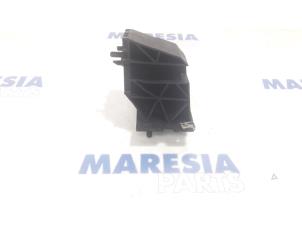 Używane Rama zderzaka przód Peugeot 508 (8D) 1.6 HDiF 16V Cena € 20,00 Procedura marży oferowane przez Maresia Parts