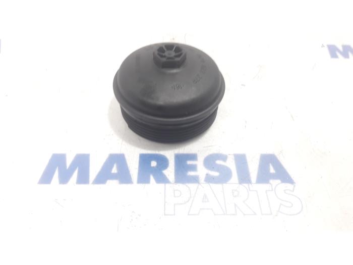 Gebrauchte Ölfilterhalter Renault Kangoo/Grand Kangoo (KW) 1.2 16V TCE Preis € 36,30 Mit Mehrwertsteuer angeboten von Maresia Parts