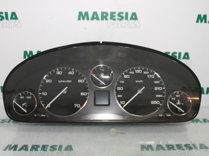 Panel de instrumentación de un Peugeot 607 (9D/U) 2.2 16V 2001