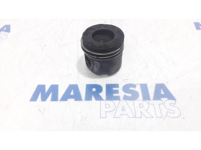 Usagé Piston Fiat Punto III (199) 1.3 JTD Multijet 80 16V Prix € 25,00 Règlement à la marge proposé par Maresia Parts