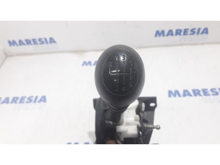 Gear stick from a Renault Master IV (FV) 2.3 dCi 110 16V FWD 2017