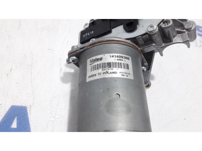 Front wiper motor from a Renault Master IV (FV) 2.3 dCi 110 16V FWD 2017
