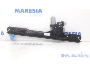 Używane Mechanizm szyby lewej przedniej wersja 2-drzwiowa Opel Combo 1.3 CDTI 16V Cena € 78,65 Z VAT oferowane przez Maresia Parts