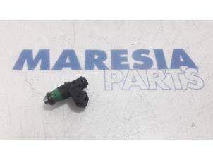 Usagé Injecteur (injection essence) Renault Grand Scénic II (JM) 2.0 16V Prix € 20,00 Règlement à la marge proposé par Maresia Parts