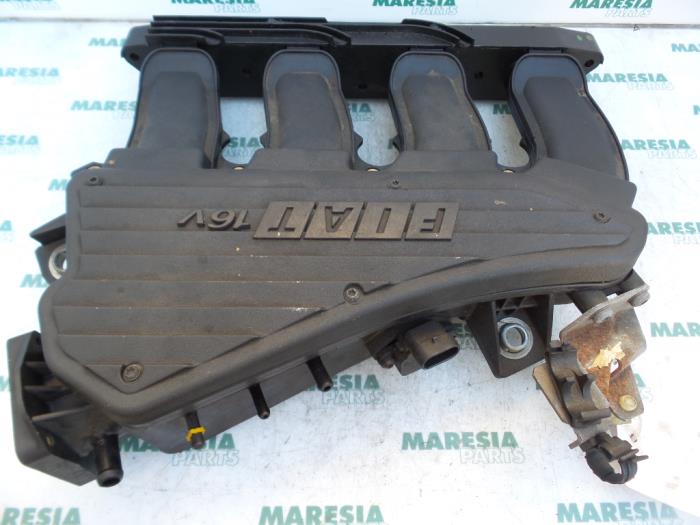 Używane Kolektor dolotowy Fiat Stilo (192A/B) 1.6 16V 5-Drs. Cena € 35,00 Procedura marży oferowane przez Maresia Parts