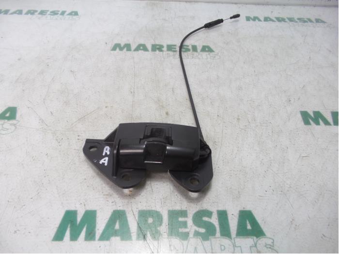 Używane Blokada dachu cabrio Renault Megane II CC (EM) 1.9 dCi 120 Cena € 40,00 Procedura marży oferowane przez Maresia Parts