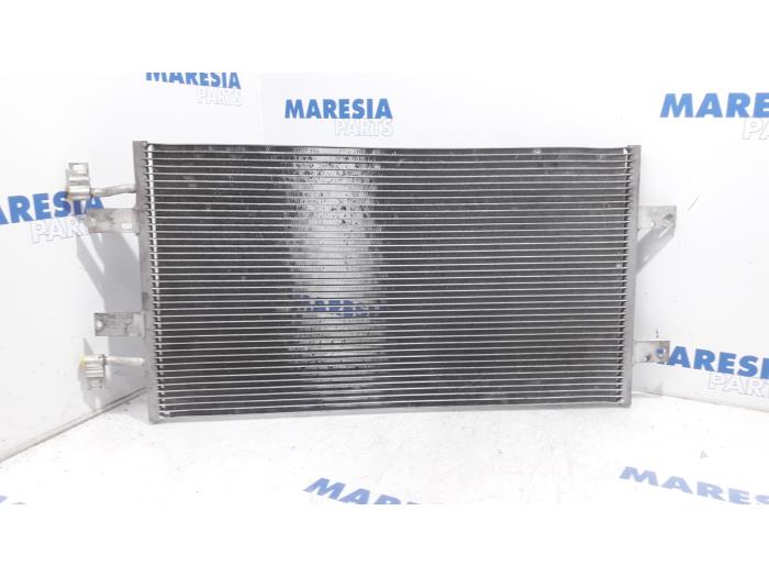 Air conditioning condenser from a Renault Trafic New (JL) 2.0 dCi 16V 115 2014