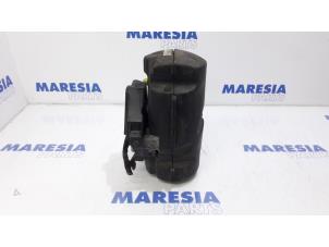 Used Power steering pump Citroen C5 II Break (RE) 2.0 16V Price € 157,50 Margin scheme offered by Maresia Parts