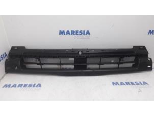 Used Front panel Renault Trafic New (JL) 2.0 dCi 16V 115 Price € 36,30 Inclusive VAT offered by Maresia Parts