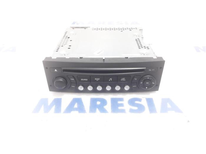 Radio CD player from a Citroën Berlingo 1.6 Hdi 90 Phase 2 2013