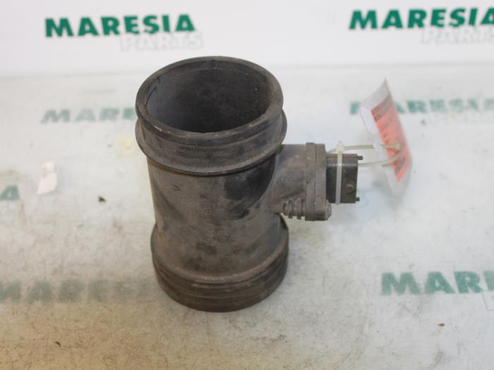 Usagé Débitmètre Lancia Thesis (841) 2.4 JTD 20V Autom. Prix € 85,00 Règlement à la marge proposé par Maresia Parts