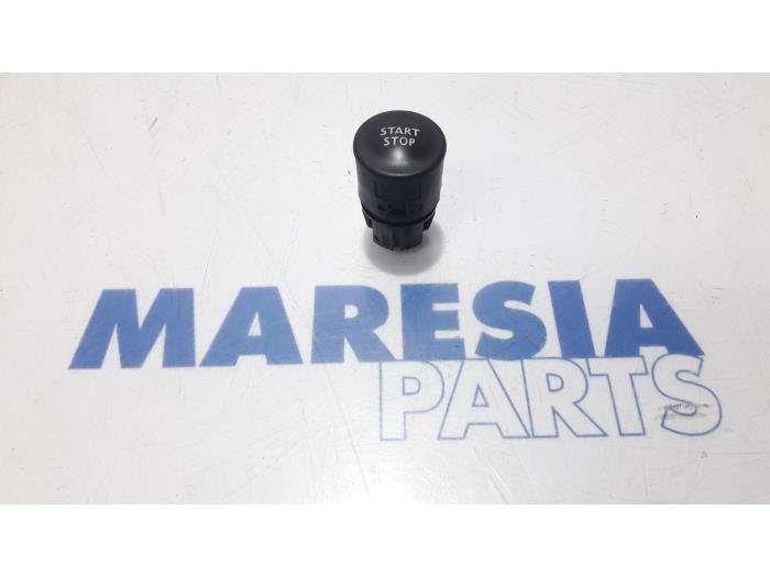 Usagé Commande start/stop Renault Captur I (2R) 0.9 Energy TCE 12V Prix € 9,99 Règlement à la marge proposé par Maresia Parts