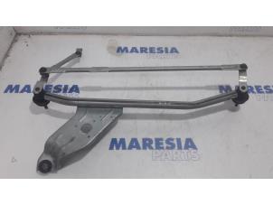 Used Wiper mechanism Dacia Duster (HS) 1.6 16V Price € 35,00 Margin scheme offered by Maresia Parts