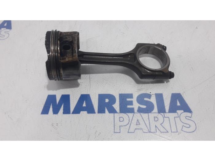 Usados Pistón Peugeot 5008 I (0A/0E) 1.6 VTI 16V Precio € 50,00 Norma de margen ofrecido por Maresia Parts