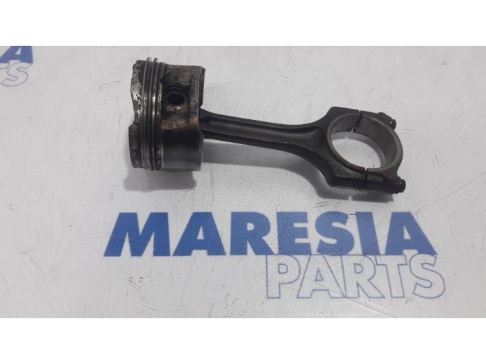 Usados Pistón Peugeot 5008 I (0A/0E) 1.6 VTI 16V Precio € 50,00 Norma de margen ofrecido por Maresia Parts
