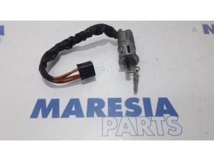 Usados Cerradura de contacto y llave Dacia Duster (HS) 1.6 16V Precio € 60,00 Norma de margen ofrecido por Maresia Parts