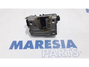 Używane Mechanizm blokady drzwi lewych tylnych wersja 4-drzwiowa Dacia Duster (HS) 1.6 16V Cena € 49,50 Procedura marży oferowane przez Maresia Parts