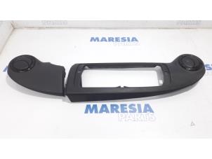 Używane Kratka wentylacyjna deski rozdzielczej Dacia Duster (HS) 1.6 16V Cena € 40,00 Procedura marży oferowane przez Maresia Parts