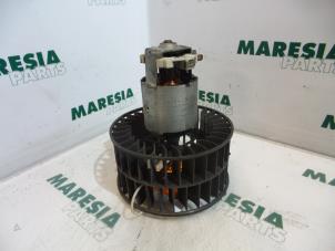 Usados Motor de ventilador de calefactor Renault Kangoo (KC) 1.4 Precio € 35,00 Norma de margen ofrecido por Maresia Parts