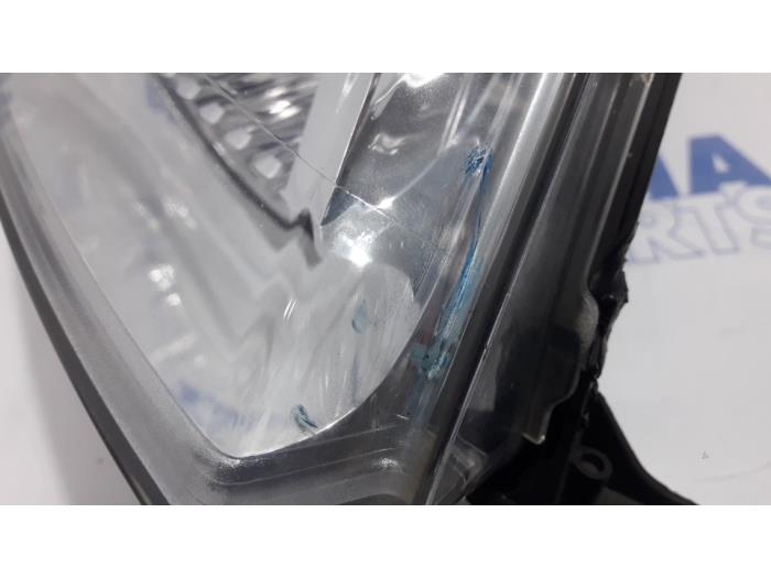 Headlight, right from a Fiat Fiorino (225) 1.3 D 16V Multijet 2015