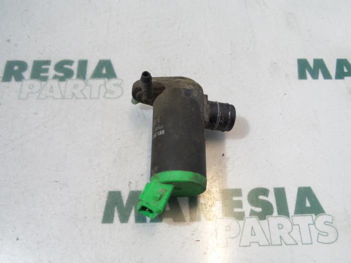 Windscreen washer pump from a Peugeot 206 (2A/C/H/J/S) 1.4 XR,XS,XT,Gentry 2003
