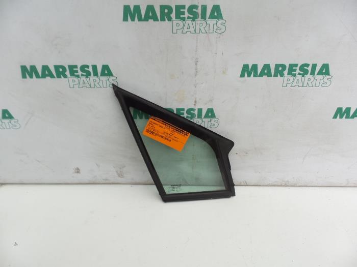 Usados Ventanilla triangular derecha delante Renault Vel Satis (BJ) 3.0 dCi V6 24V Precio € 65,00 Norma de margen ofrecido por Maresia Parts