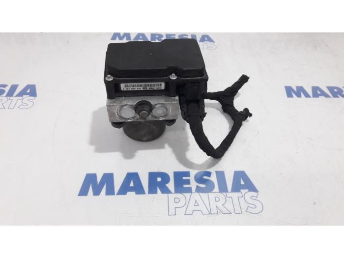 Używane Pompa ABS Renault Trafic New (JL) 2.0 dCi 16V 115 Cena € 181,50 Z VAT oferowane przez Maresia Parts