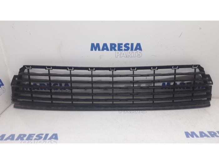Begagnade Grill Citroen C3 Picasso (SH) 1.4 16V VTI 95 Pris € 50,00 Marginaltabell erbjuds av Maresia Parts