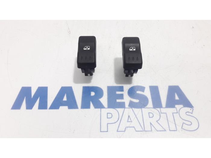 Usados Interruptor combinado de ventanillas Dacia Logan MCV I (KS) 1.6 16V Precio € 25,00 Norma de margen ofrecido por Maresia Parts