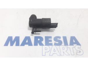 Gebrauchte Scheibensprüherpumpe vorne Renault Master IV (MA/MB/MC/MD/MH/MF/MG/MH) 2.3 dCi 16V RWD Preis € 12,10 Mit Mehrwertsteuer angeboten von Maresia Parts
