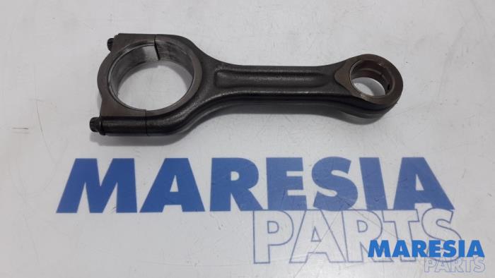 Connecting rod from a Peugeot Expert 2012