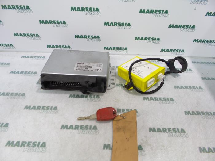 Usagé Ordinateur gestion moteur Alfa Romeo 145 (930A) 1.7 ie 16V Prix € 35,00 Règlement à la marge proposé par Maresia Parts
