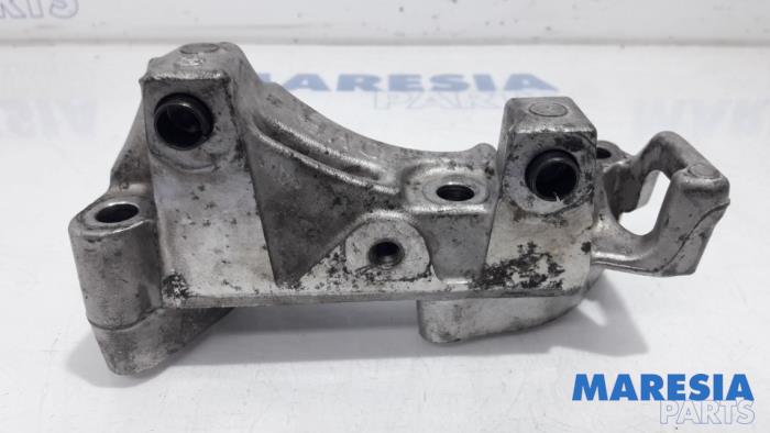 Engine mount from a Peugeot Expert 2012